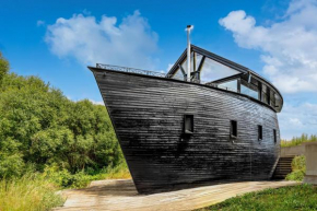 Unique Boat Shaped House at Lakefront #instaWORTH